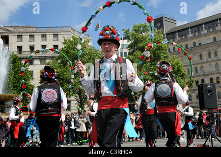 Morris ballerini danzare in Trafalgar Square Londra Foto Stock