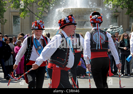 Morris ballerini danzare in Trafalgar Square Londra Foto Stock