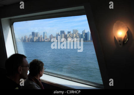 Veduta dello skyline da un traghetto, New York City, Stati Uniti d'America Foto Stock