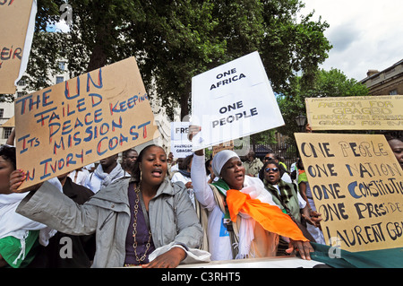 Pro i sostenitori del Presidente Gbagbo protesta & Francese di interferenza DELLE NAZIONI UNITE, armamento elezione e la creazione della guerra civile in Costa d Avorio Foto Stock