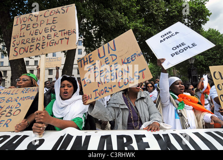 Pro i sostenitori del Presidente Gbagbo protesta & Francese di interferenza DELLE NAZIONI UNITE, armamento elezione e la creazione della guerra civile in Costa d Avorio Foto Stock