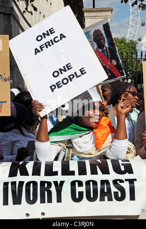 Pro i sostenitori del Presidente Gbagbo protesta & Francese di interferenza DELLE NAZIONI UNITE, armamento elezione e la creazione della guerra civile in Costa d Avorio Foto Stock