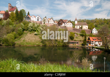 Vista panorama urbano della città vecchia di Berneck con il famoso castello, distretto di Calw, Foresta Nera, Baden-Wuerttemberg, Germania Foto Stock