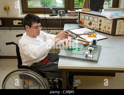 Grandi laboratori, un equipaggiamento elettrico assembler, Olsberg, Germania Foto Stock