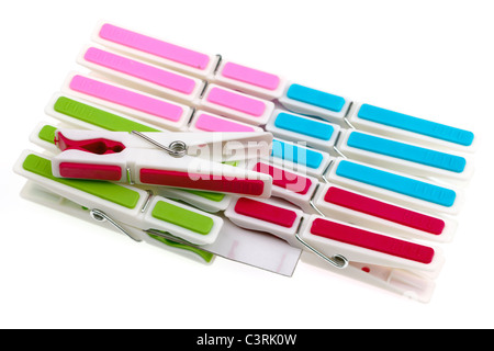 Pila di plastica colorata mollette ritagliati su cartoncino Foto Stock