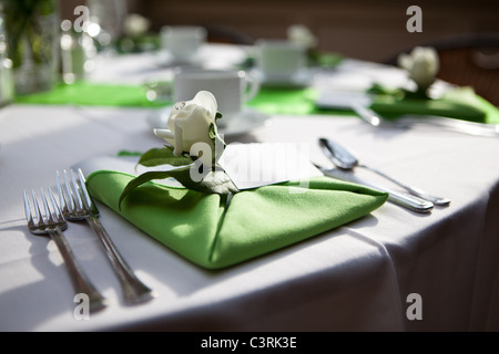 Tabella impostata per un banchetto. Foto Stock