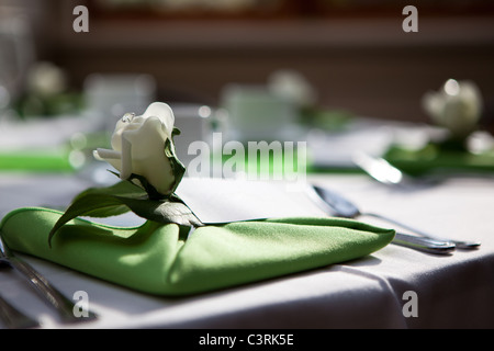 Tabella impostata per un banchetto. Foto Stock