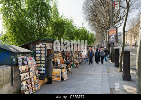 Bancarelle lungo le rive del Fiume Senna sul Quai du Louvre, Parigi, Francia Foto Stock