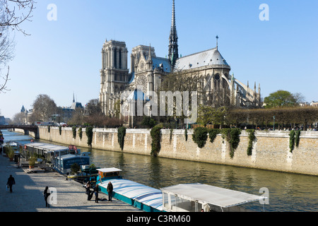 La Senna e la facciata meridionale della Cattedrale di Notre Dame de Paris, Ile de la Cite, Parigi, Francia Foto Stock