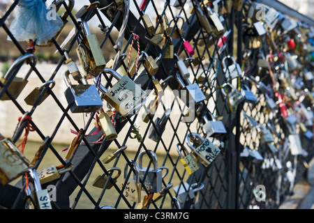 Amore i lucchetti sul Pont de l'Archevêché, vicino alla cattedrale di Notre Dame, Paris, Francia Foto Stock