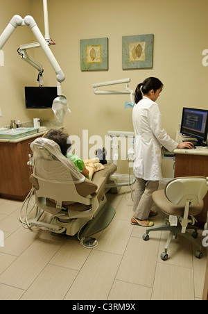 Nuova e moderna interno di uno studio dentistico. Foto Stock