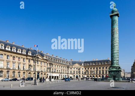 L' Hotel Ritz, Palazzo di Giustizia e la colonna di Napoleone, Place Vendome, Parigi, Francia Foto Stock