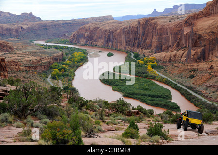 Jeep viaggia verso robusto Moab Rim Trail Foto Stock