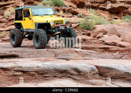 Jeep viaggia verso robusto Moab Rim Trail Foto Stock