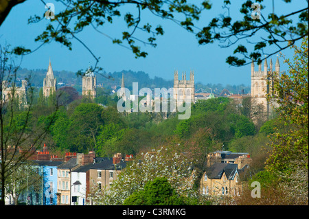 Primavera a Oxford e l'Università sembra grande nei colori,qui dai parchi del sud si possono vedere le guglie sognanti. Foto Stock