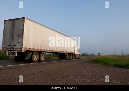 Trattore-rimorchio viaggia sull'Autostrada US 77 tra Raymondville e Kingsville nel sud del Texas USA Foto Stock