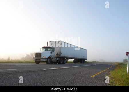 Trattore-rimorchio viaggia sull'Autostrada US 77 tra Raymondville e Kingsville nel sud del Texas USA Foto Stock