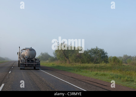 Trattore-rimorchio viaggia sull'Autostrada US 77 tra Raymondville e Kingsville nel sud del Texas USA Foto Stock