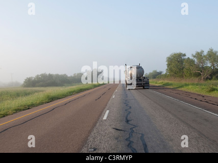 Trattore-rimorchio viaggia sull'Autostrada US 77 tra Raymondville e Kingsville nel sud del Texas USA Foto Stock