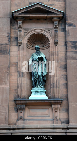 San Pietro statua al di fuori del centro storico di San Pietro e Paolo nella Basilica di Philadelphia, Pennyslvania Foto Stock
