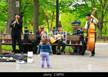 Central Park, Manhattan, New York, New York, USA.Buskers performing Foto Stock