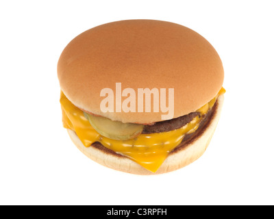 Autentica cucinato al momento doppio formaggio hamburger in un tostare il pane bianco Bun contro uno sfondo bianco con un tracciato di ritaglio e nessun popolo Foto Stock