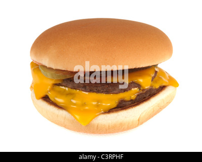 Autentica cucinato al momento doppio formaggio hamburger in un tostare il pane bianco Bun contro uno sfondo bianco con un tracciato di ritaglio e nessun popolo Foto Stock