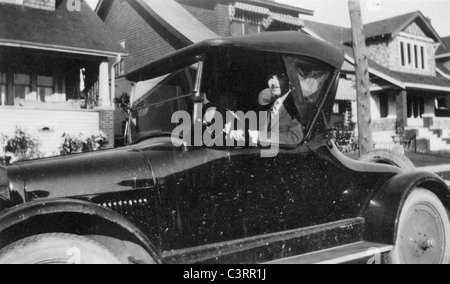 Un uomo si affaccia da una 1920s coupe Auto. automobile case vintage 20s alla moda di antiquariato Foto Stock