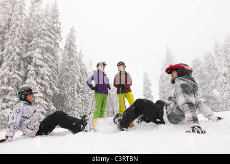 Gli snowboarder e sciatori godendo la neve Foto Stock