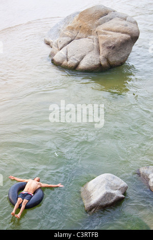 Tourist galleggiante su un tubo interno nel Parco Nazionale Tayrona in Colombia Foto Stock