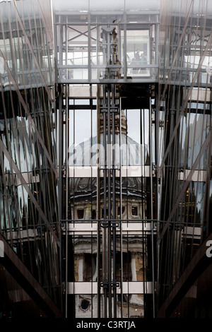 La riflessione della Cattedrale di San Paolo Foto Stock