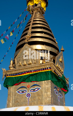 Occhi di tutti i-vedenti del Buddha sull'antico stupa d'oro a Swayambunath a Kathmandu, Nepal Foto Stock