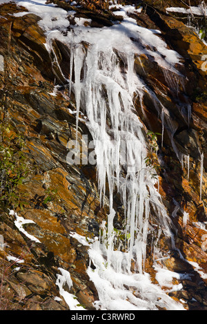 Ghiaccioli congelati alla roccia sul famoso muro di pianto in Smoky Mountains Foto Stock