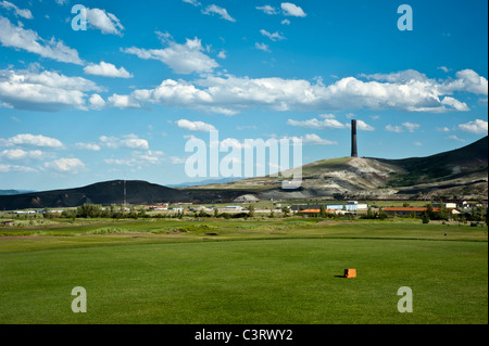 Fonderia stack come visto da "opere vecchio campo da Golf' in Anaconda, Montana Foto Stock