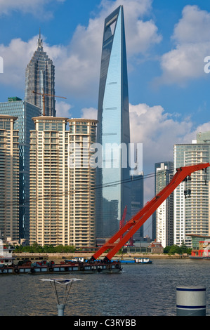 Shanghai Pudong vista da puxi ,con big red gru traversata in battello sul fiume Huangpu Foto Stock