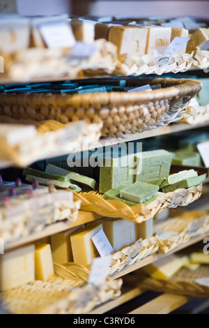 Una selezione di saponi fatti a mano in vendita presso il sapone Littlecote Company, Dunton, Buckinghamshire, UK Foto Stock