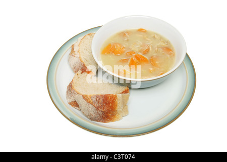 Terrina di pollo e la zuppa di verdure con pezzetti di crosta di pane su una piastra Foto Stock