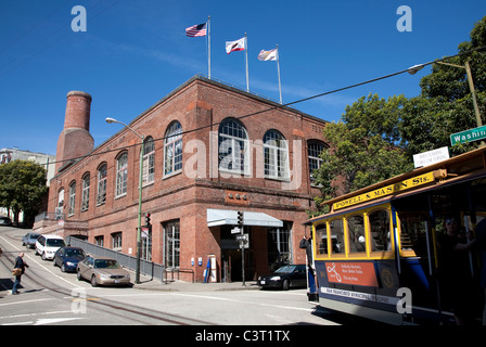 Cavo auto passando il Cavo auto con il Museo Powerhouse e auto fienile, Washington e Mason strade, Nob Hill, San Francisco Foto Stock