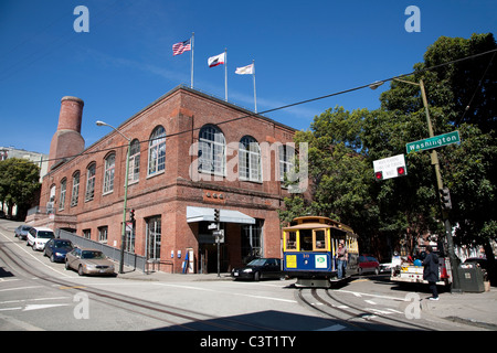 Cavo auto passando il Cavo auto con il Museo Powerhouse e auto fienile, Washington e Mason strade, Nob Hill, San Francisco Foto Stock