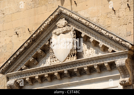 Italia, Lazio, Tarquinia, Palazzo Vitelleschi, Museo Nazionale Etrusco, porta d'ingresso, stemma e timpano Foto Stock