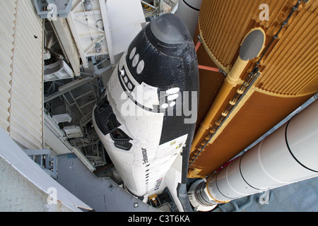 RSS il rollback del servizio di rotazione struttura (RSS) si allontana dalla navetta spaziale Endeavour sulla rampa di lancio 39A. La struttura fornisce protezione contro le intemperie e accesso alla navetta mentre si attende sollevare sul pad. RSS "rollback,' come si chiama, cominciò a 11:44 a.m. EDT 15 maggio ed è stato completato al 12:24 p.m. Credito di immagine: la NASA/Jack Pfaller Maggio 15, 2011 Foto Stock