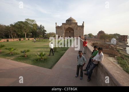 Chini ka rauza tomba di Afzal Khan sulle rive del fiume Yamuna, Agra, Uttar Pradesh, India Foto Stock