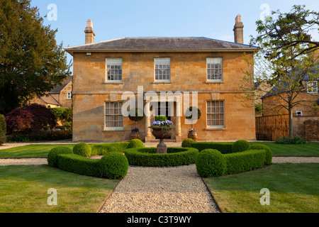 Vecchia tipica a doppia facciata di pietra di Cotswold House nel villaggio di broadway cotswolds Inghilterra gb uk eu europe Foto Stock