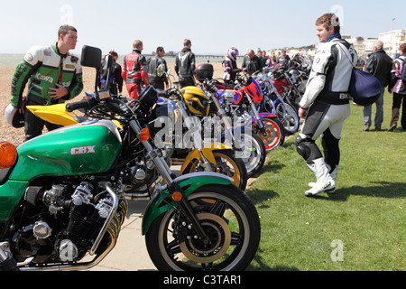 Bikers ammirando le moto parcheggiate sul lungomare di Hastings all annuale giorno di maggio in moto rally 'Bike1066' East Sussex, Inghilterra, GB Foto Stock