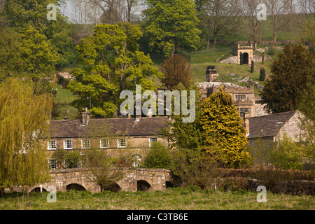 Regno Unito, Derbyshire, Peak District, Bakewell, old pack horse ponte sul fiume Wye a Holme Hall Foto Stock