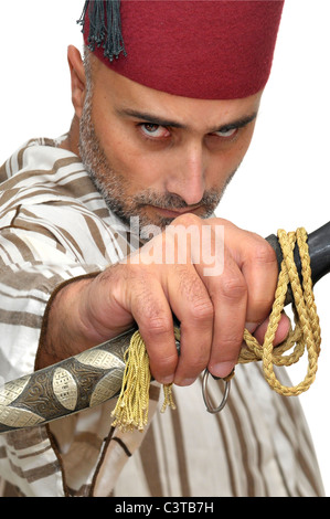 Uomo arabo con un pugnale isolato in bianco Foto Stock