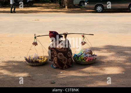 Old Lady vendono frutti sulla strada nei pressi di Angkor Wat, Siem Reap, Cambogia Foto Stock