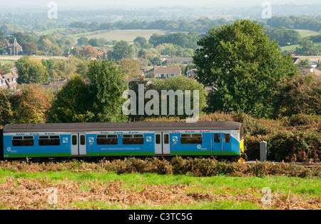 Un treno in rete West Midlands livrea che viaggiano attraverso la campagna inglese. Foto Stock