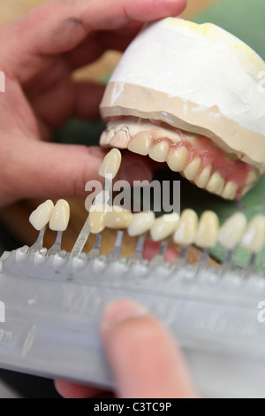 Lavorare in un laboratorio odontotecnico Foto Stock