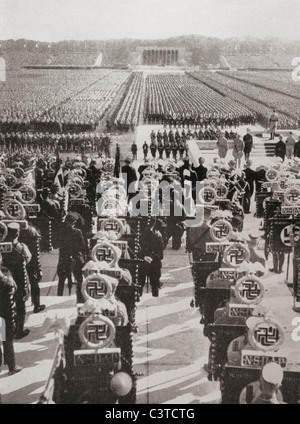 Panoramica della massa roll call di SA, SS, e NSKK truppe al 1935 partito nazista giorno, Luitpold Arena, Norimberga, Germania. Foto Stock